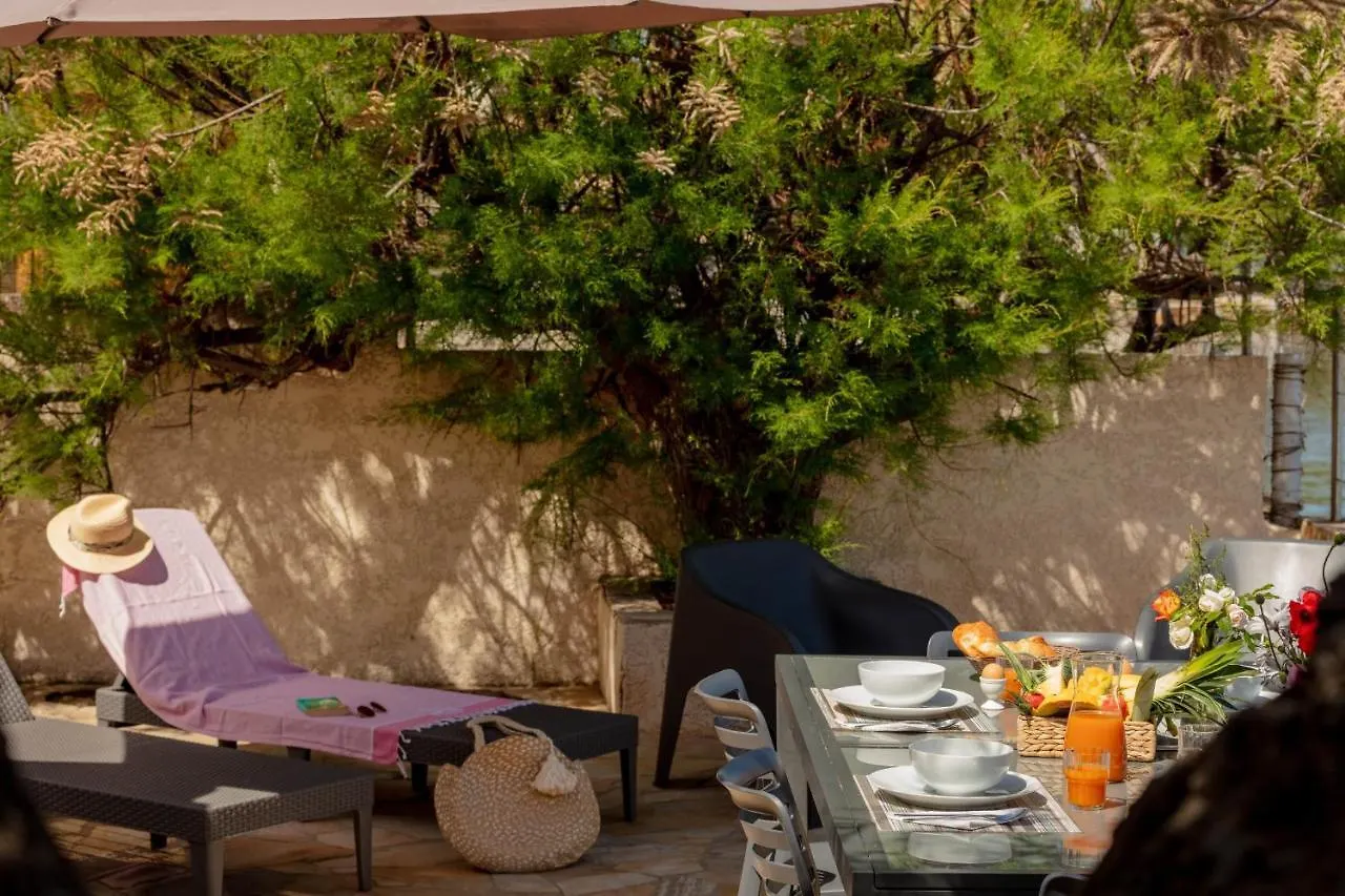 Vila Le Cigalou, Authentique Cabanon De Pecheur En Bord De Mer Avec Sa Terrasse Spacieuse Et Amenagee Hyères